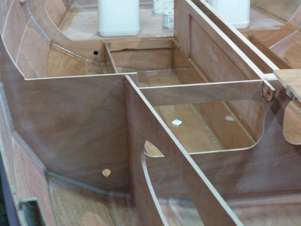 On voit ici au premier plan le trou du nable bâbord et au second plan le trou qui fait comminuquer le caisson latéral et le caisson devant le puits de dérive. On a donc trois réserverses de flottabilité séparées : le coqueron avant, l'ensemble des trois caissons bas et le coqueron arrière. 