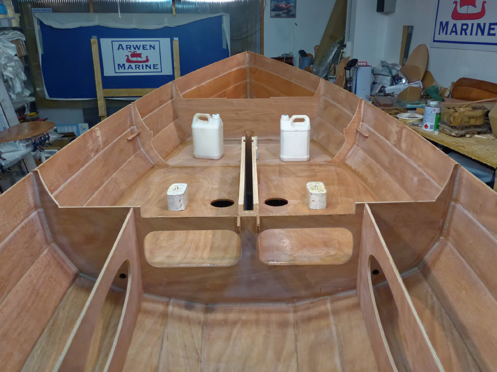 Collage des deux panneaux couvrant à la fois les deux réservoirs de ballast et les deux caissons étanches latéraux. On utilisera un petit appareil photo pour filmer l'intérieur, à défaut d'endoscope. En effet, il est impératif de vérifier l'étanchéité de la cloison latérale extérieure des réservoirs de ballast (celle des cloisons 2 et 3 est presque garantie par le double joint). 