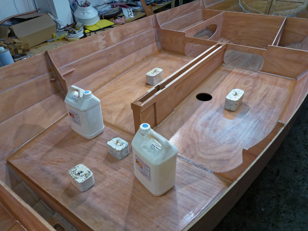 Vue générale du collage des planchers. Ne pas oublier de faire la découpe pour la trappe de visite de 4 pouces afin de pouvoir accéder au nable des deux réservoirs de ballast. 