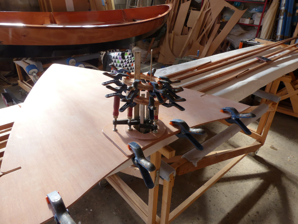 Collage du renfort d'étambrai : celui est constitué de deux épaisseurs : une carrée, puis une ronde par-dessus. Les deux cercles qui sont accrochés par-dessus sont les petits rehausseurs des trappes de visite des ballasts. 