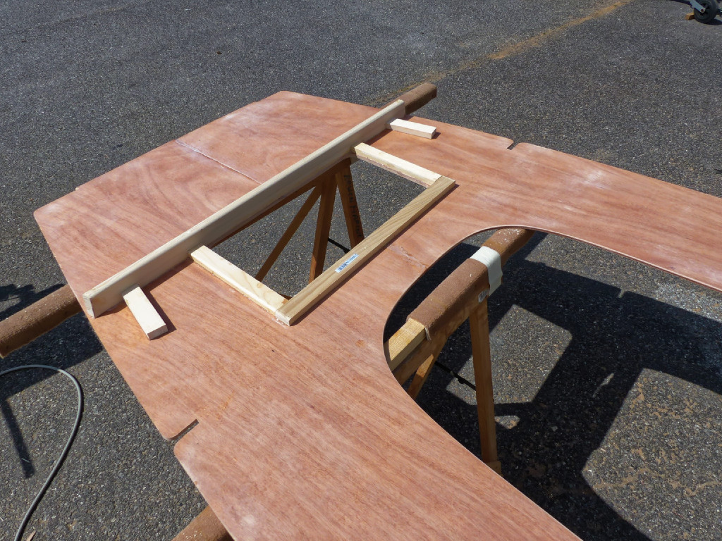 Voila ce que ça donne après durcissement de l'époxy et démontage des presses. Nous ajoutons de petites cales vissées-collées aux endroits où nous fixerons les taquets d'amarrage arrière. 