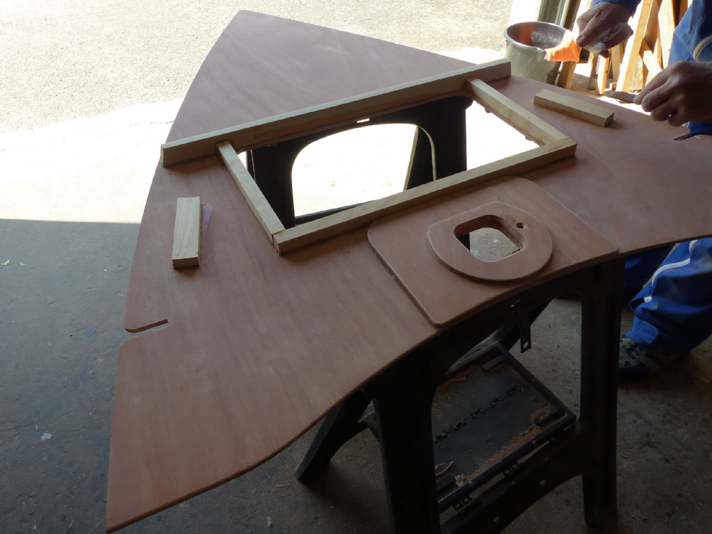 Même traitement général pour le pontage avant : encadrement de trappe, barrot trnasversal et renforts pour les taquets. Ceux-ci seront fixés avec des boulons traversants, avec écrou sur l'intérieur. 