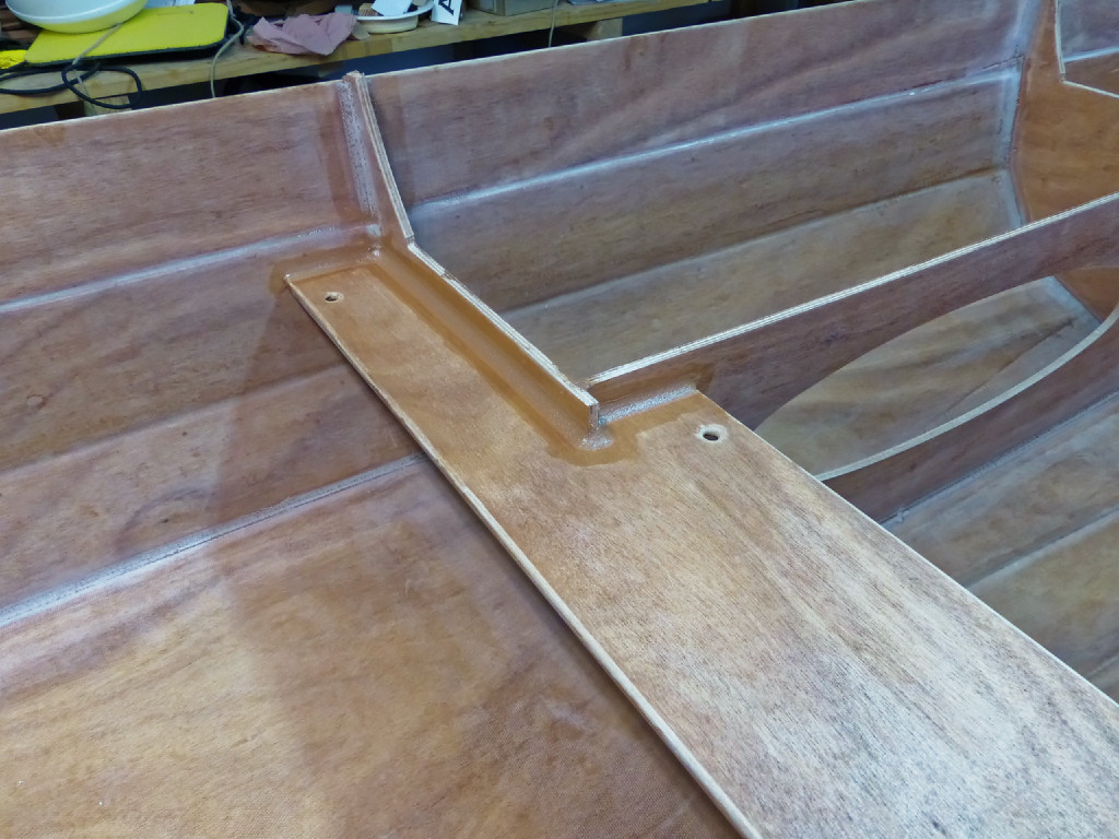 Nous faisons des petits bouts de joints-congés sur le banc transversal arrière. Celui est plus bas que le siège du barreur afin d'avoir le bon écartement de hauteur entre le siège et la dame de nage.