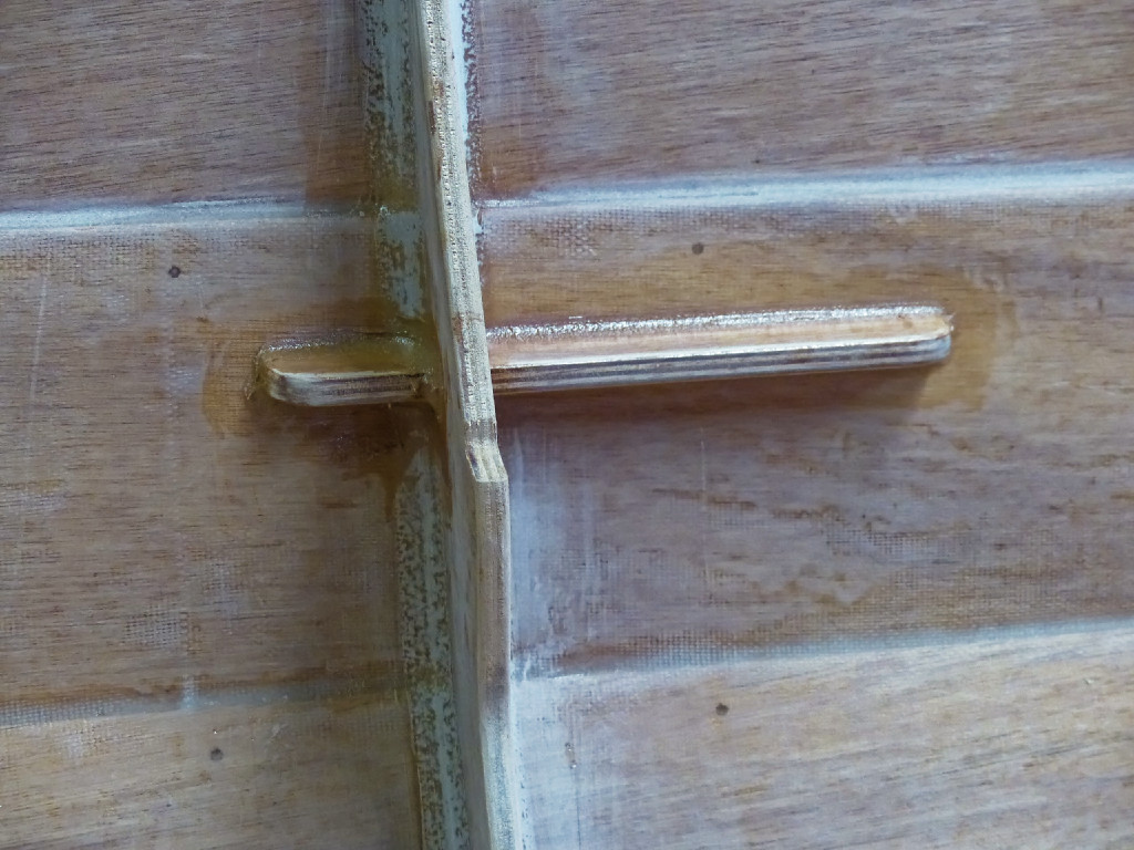 Nous avons collé le petit support du banc transversal avant. J'ai hésité à rendre ce banc amovible car il n'assure plus une fonction secondaire essentielle de tenue en latéral du puits de dérive. Mais l'architecte m'a convaincu que les efforts sont suffisament repris par les planchers qui se trouvent à mi-hauteur du puits de dérive. 