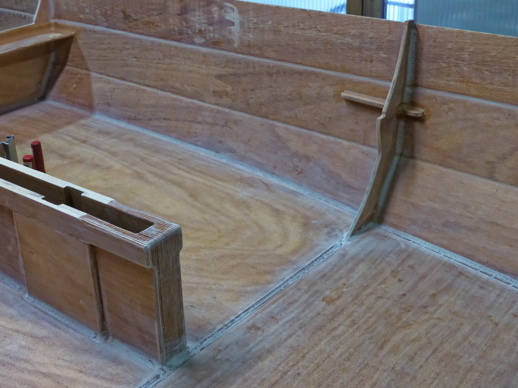 Vue générale de l'avant du puits et du support de banc bâbord. Le banc vient se poser sur l'avant du puits, là où nous avons déjà passé une couche d'époxy. En arrière de cet espace, la surface est nue (ouh!) car nous allons y coller le chapeau du puits de dérive. 