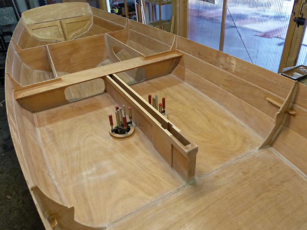 Je pensais aussi à une fonction secondaire pour les trappes de ballast : si je bateau se trouvait rempli d'eau au-dessus des planchers, on pourrait les ouvrir pour vider l'eau à travers les ballasts. Benoit a entretemps chaviré pendant la Semaine du Golfe 2017 et a constaté qu'il y a n'y avait que très peu d'eau dans le bateau redressé (et il était rétrospectivement ravi de ce chavirage qui lui a permis de tester le redressement en réel, car il a constaté que c'était très facile !) 