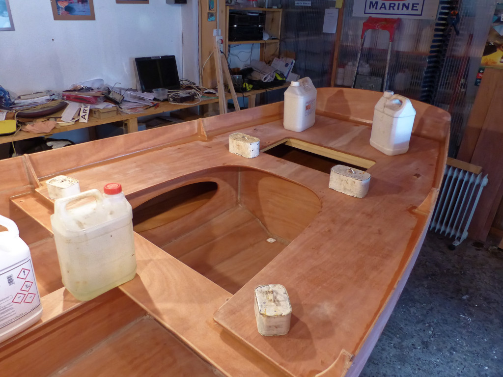 Les bidons et les gueuses en plomb pressent le pontage arrière en place. 