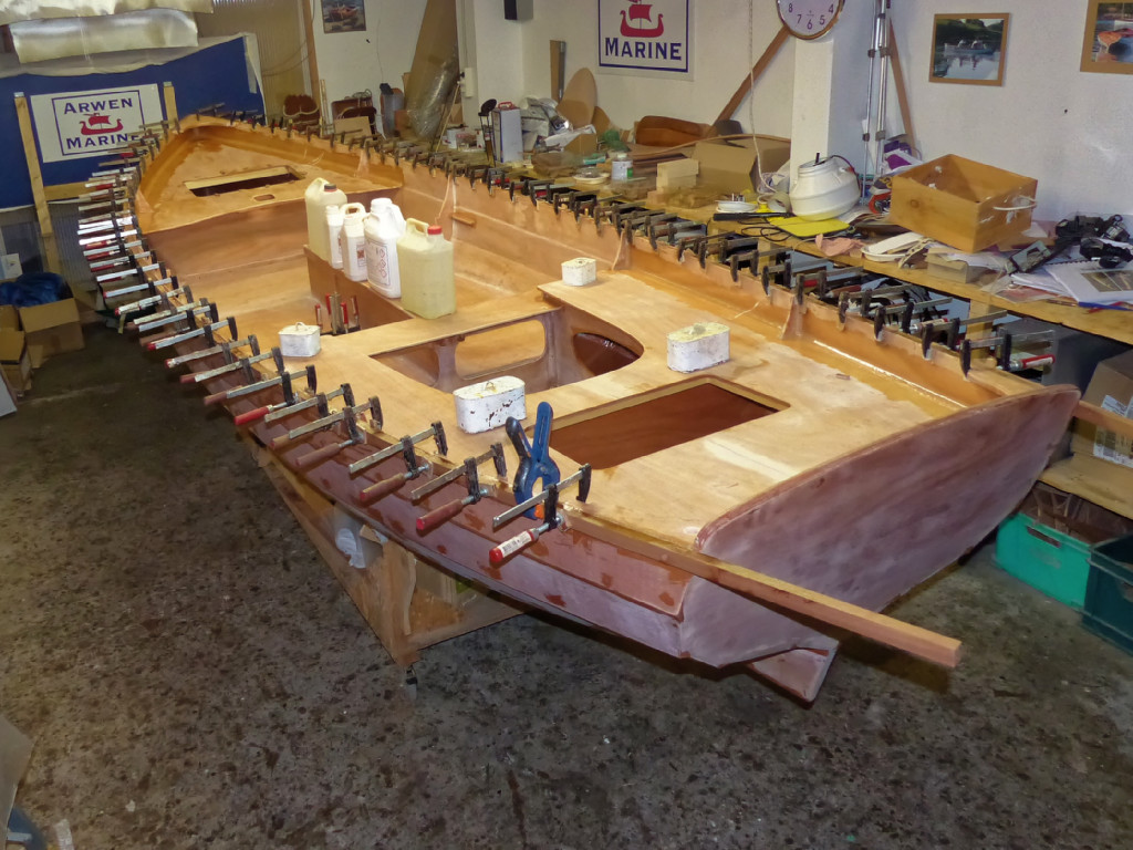 Nous enchainons avec le collage des listons, qui nécessite un grand nombre de presses. 