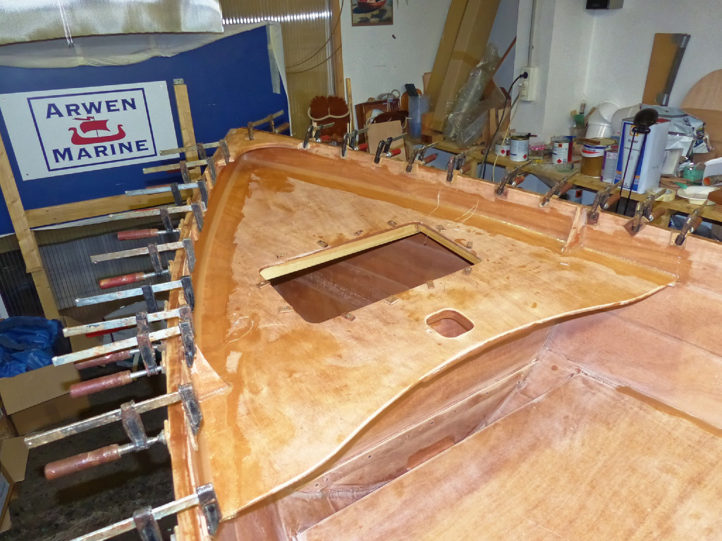 Cette vue du pontage avant montre qu'entretemps, nous avons démonté les vis temporaires de l'endadrement de trappe et que nous avons ajouté les bandes de fibre de verre de renfort des joints-congés. Ces bandes sont découpées dans des chutes de tissu de verre : rien ne se perd ! 