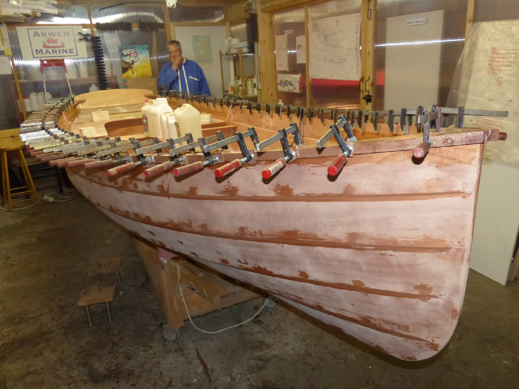 On voit au premier plan à droite les bouchons qui couvrent la tête des vis qui tiennent l'extrémité des listons.