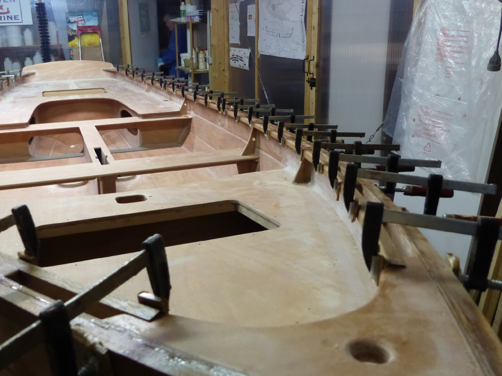 Ce gros plan sur la guirlande et l'extrémité avant des serres montre qu'il faudra réduire la hauteur des serres qui sont plus épaisses que la guirlande. Cela sera fait dès que le collage aura durci, on arasera le haut des serres, des carreaux et des listons en même temps. 