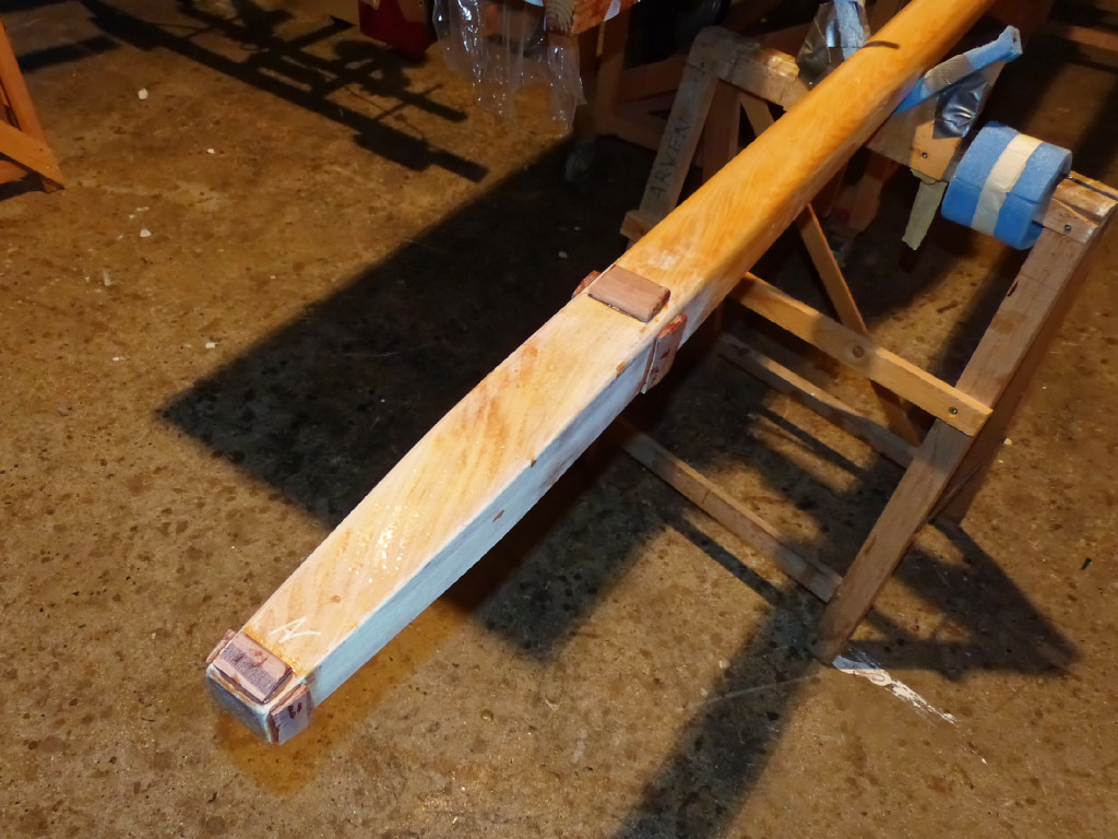 En parallèle, nous avons collé les cales en biseau du pied de mât et de l'étambrai. 