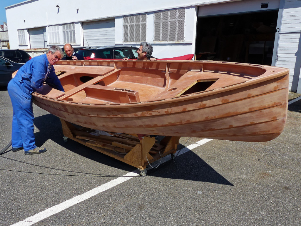 Nous avons sorti le bateau et Benoit ponce, tandis qu'Hervé et Yves lui penchent la coque. 