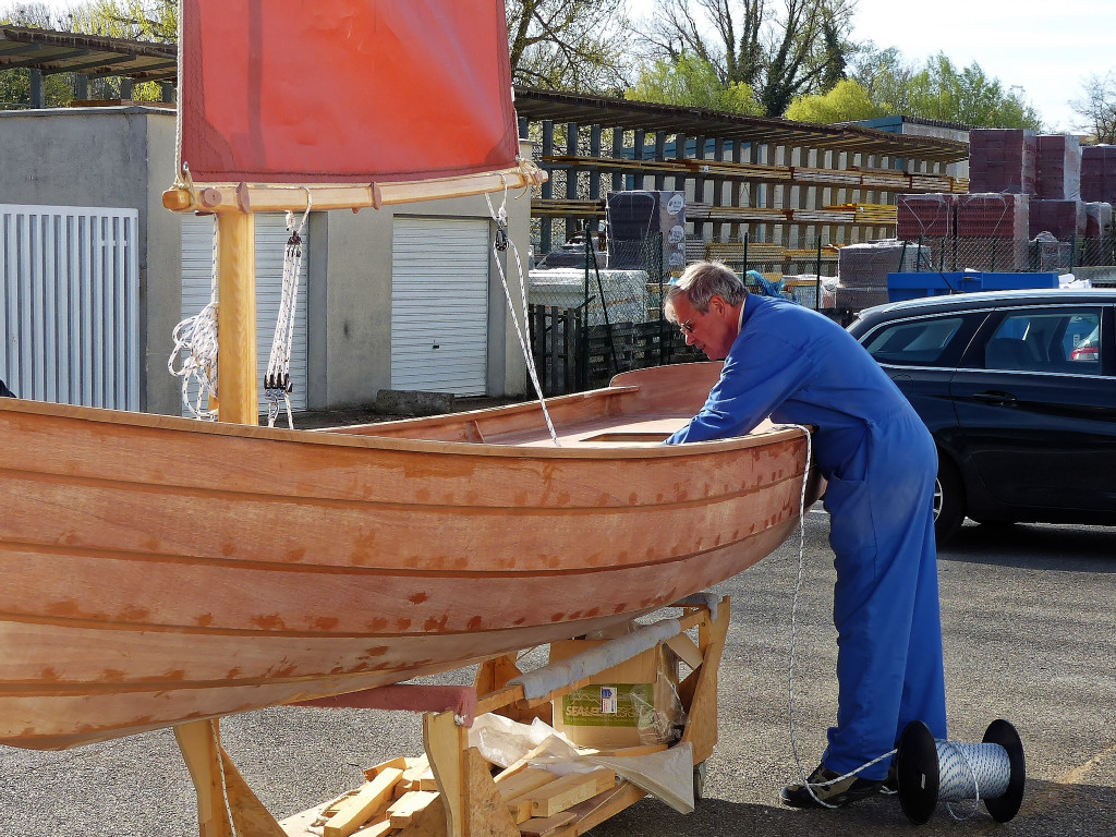 Nous avons ajusté les cales du mât et installons le gréement. 