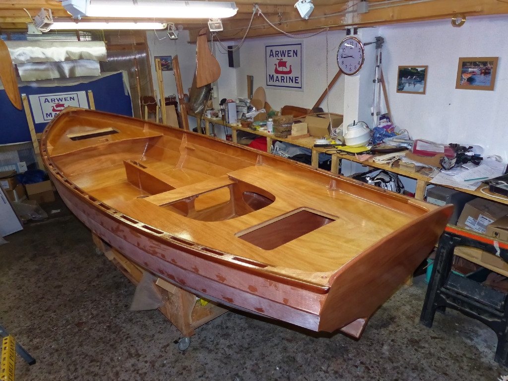 Et hop ! encore une couche d'époxy, qui n'est que la seconde sur une bonne partie de la surface. 