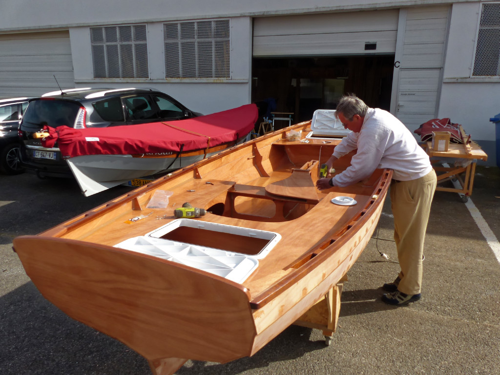 Installation de l'accastillage. Normalement, on poncerait cette dernière couche d'époxy, puis on vernirait et peindrait. Mais nous n'avons pas le temps, le bateau sdoit être prêt pour son lancement officiel, le dendemain au Lac du Der, lors du Rassemblement Arwen Marine 2016 ! 