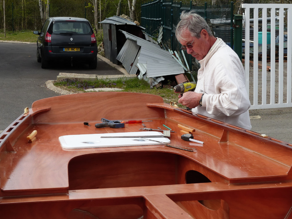 Il faudra donc redéposer tout l'assastillage avant de poncer, peindre et vernir ! 