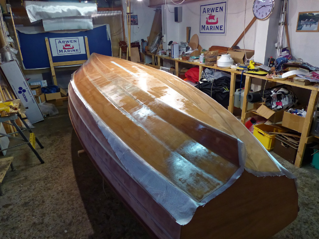 Le tissu de verre est assez large pour couvrir la sole et les trois premières paires de virures dans un seul lé. 