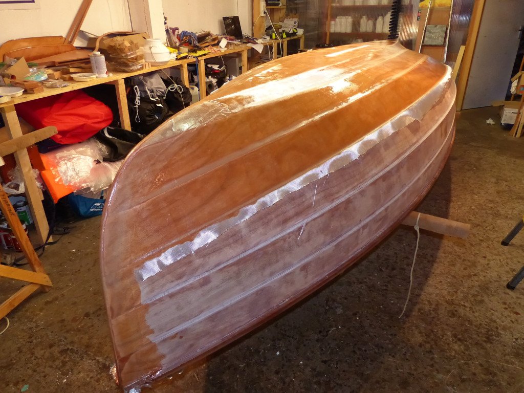 Nous appliquons deux bandes de renfort sur l'étrave et le brion. 