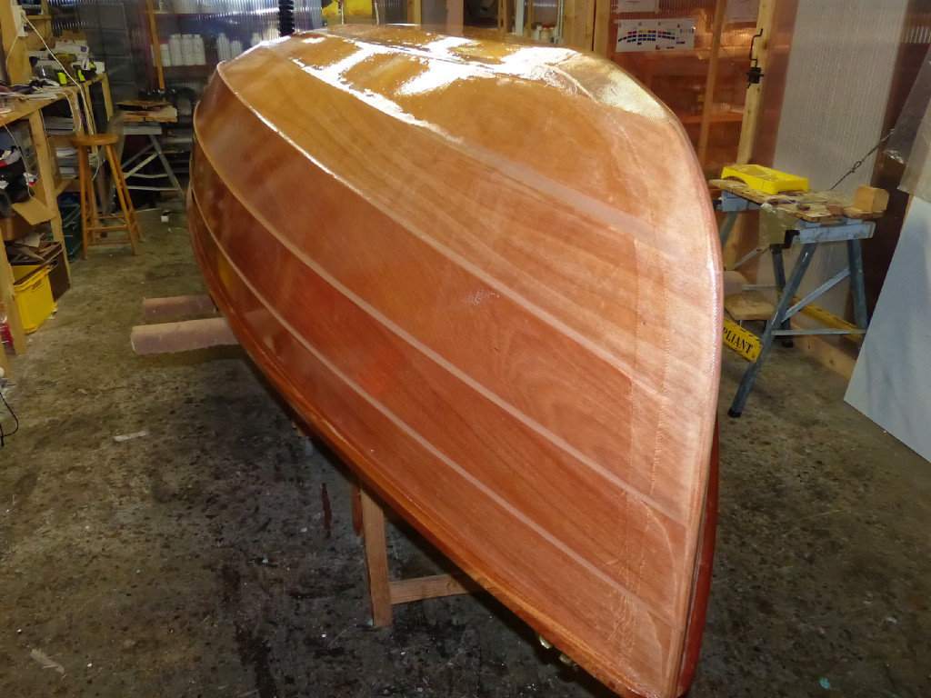 On voit ici que le tissu de verre saturé d'époxy n'est pas tout à fait transparent. 