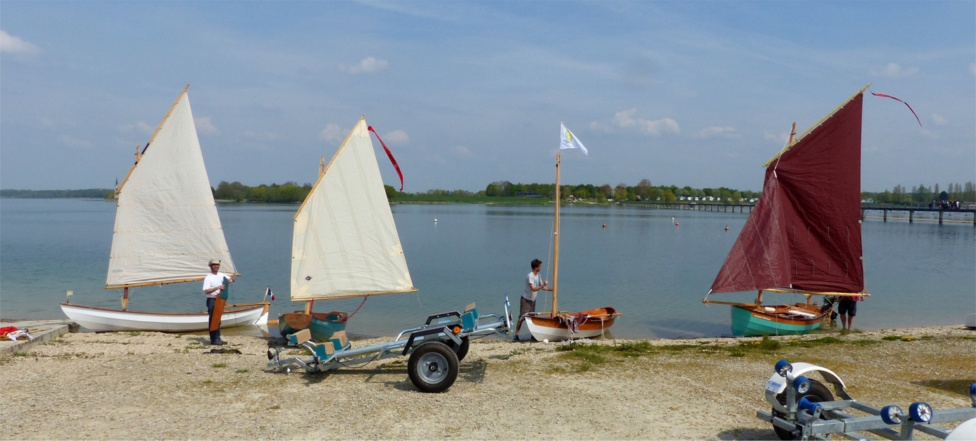 Nous arrivons en tout début d'après-midi à Giffaumont-Champaubert pour trouver deux douzaines de bateaux déjà prêts sous un beau soleil et une micro brise de force 1. 