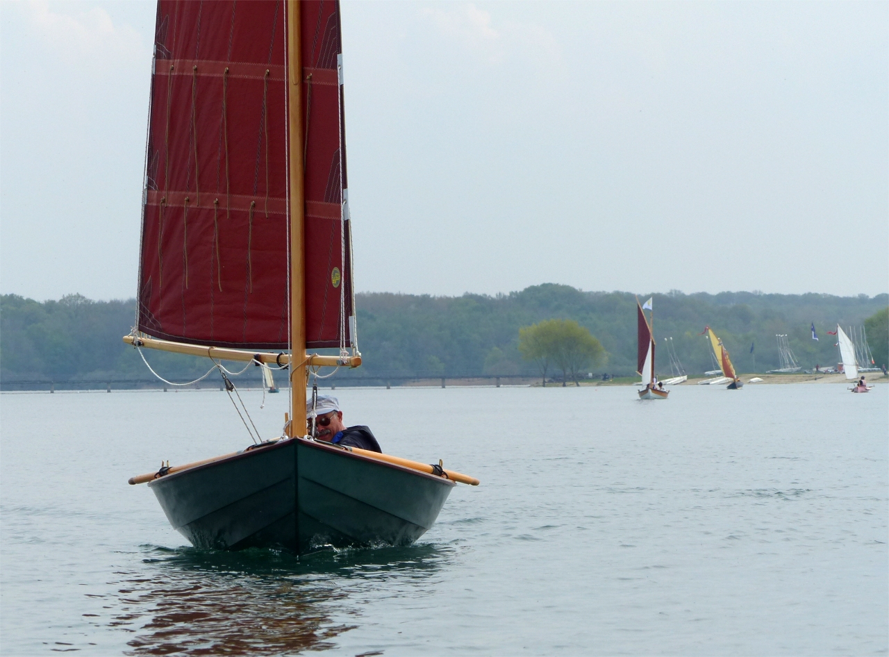 Mais non, ce n'&eacute;tait pas encore la fin de journ&eacute;e, on repart "en mer"... Cette vue de face de "Truk" montre bien la finesse &agrave; la flottaison qui lui donne son aisance &agrave; l'aviron et le fort &eacute;vasement dans les hauts qui lui donne du volume et surtout de l'appui lat&eacute;ral pour r&eacute;sister &agrave; la pression du vent. 