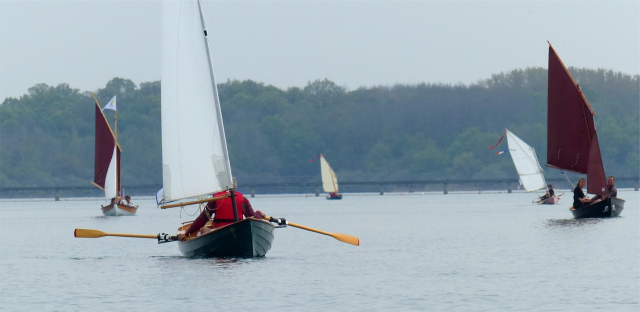La faiblesse de la brise fait h&eacute;siter Pierre entre la voile et l'aviron. Notez les portants repliables dont il a dot&eacute; son "Atipik". 