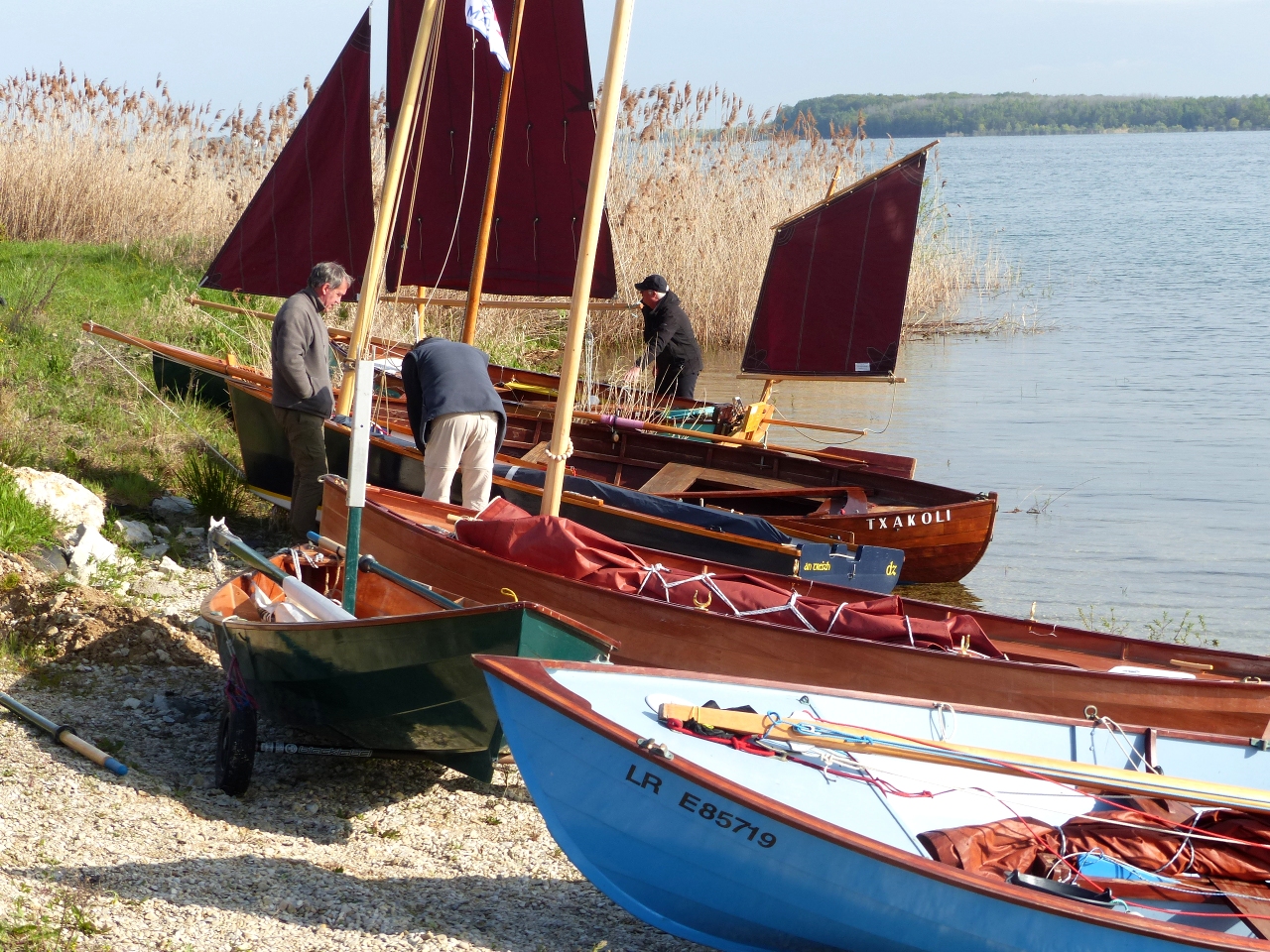 Gros plan sur le nord de la "plage" : au premier plan, le Whilly Boat "Enfin!", puis "Piff", "Mounouf", "An Treizh", "Txakoli", "Truk" quasi-invisible, et "Silmaril" avec son gréement complet de bourcet-malet. 