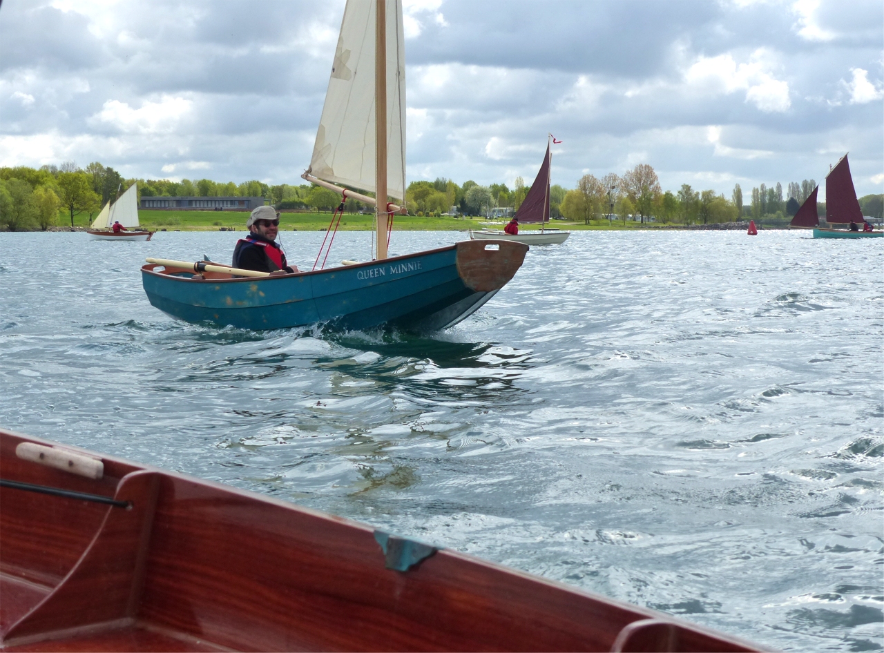 Emmanuel peut &ecirc;tre fier de son PassageMaker Dinghy "Queen Minnie". Emmanuel a pris son temps pour le construire, et le r&eacute;sultat est impeccable, y compris la jolie finition "viellie" (bas&eacute;e sur une peinture loup&eacute;e !). On aper&ccedil;oit &agrave; l'arri&egrave;re-plan "Love Dory", "L'Odet" et "Silmaril". 
