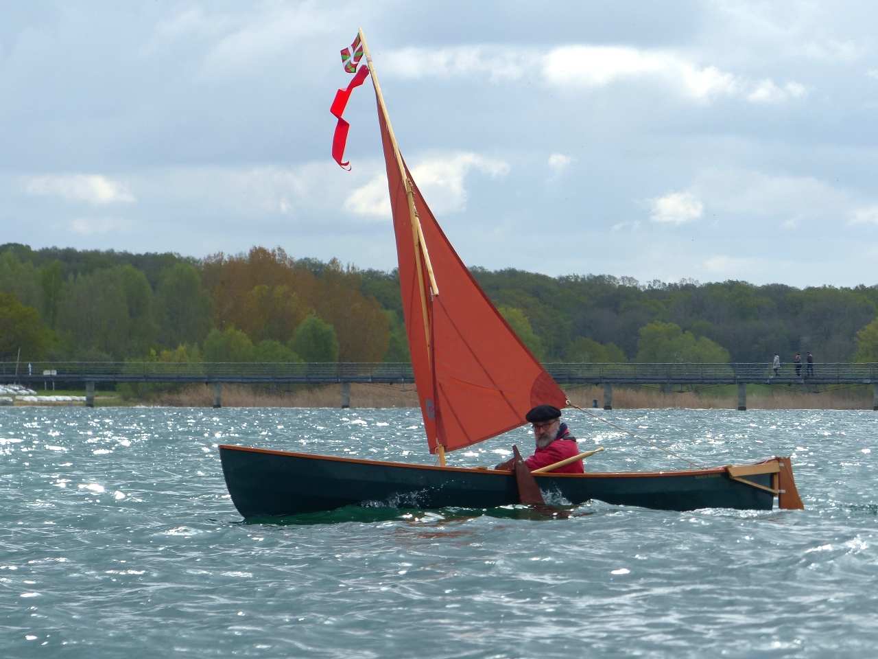 Le Cavelier "Urpekoa" de Charles-Edouard avec sa jolie petite misaine au tiers. Charles-Edouard a construit la coque à l'atelier en construction accompagnée, puis il l'a joliment aménagée pour la voile. 
