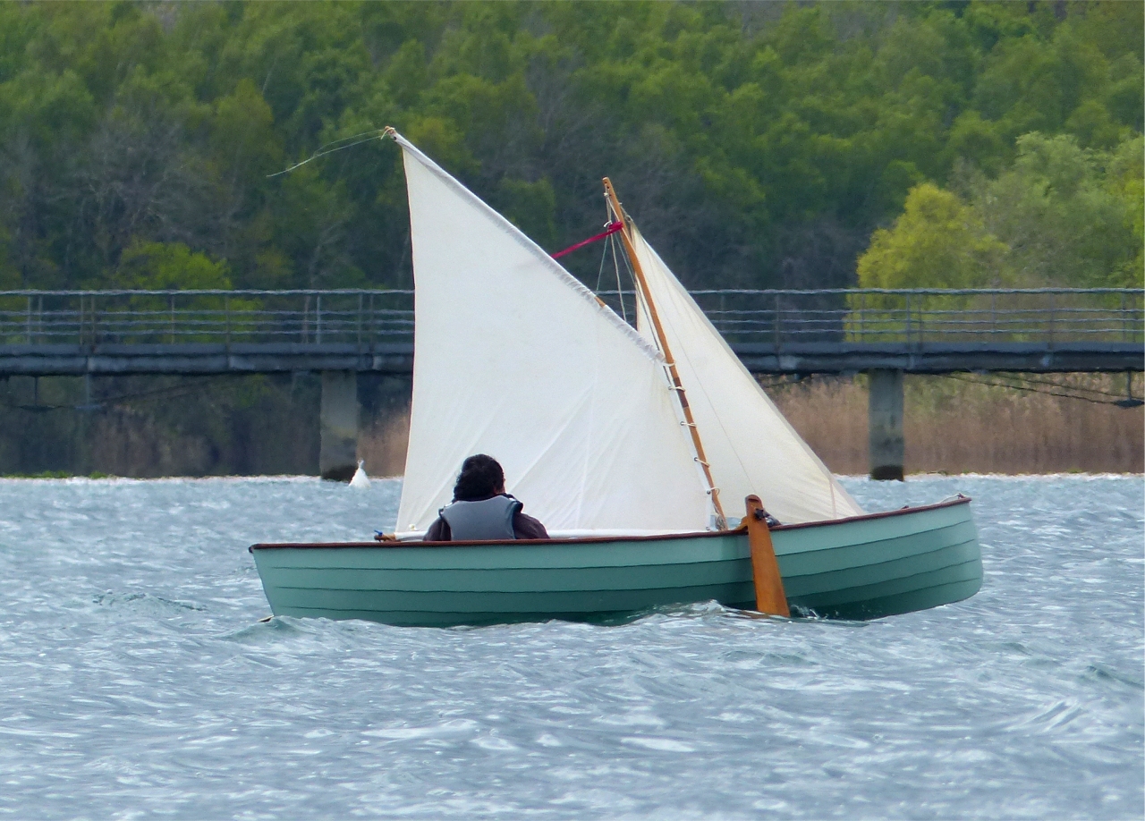 Cette vue de trois quarts arri&egrave;re met en valeur l'&eacute;l&eacute;gance de la coque construite &agrave; clin. 
