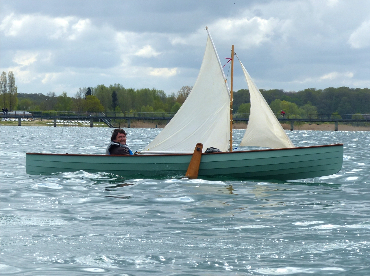 C'était un plaisir pour moi de revoir le Sassafras 16 "Lost John" : c'est le 10e bateau construit chez Arwen Marine, et cela date du printemps 2008 ! Jean-Yves a aménagé ce très élégant canoë à clin pour la voile avec ce très joli gréement miniature de sloop aurique. Cela reste à ce jour le seul Sassafras que j'aie construit (parmi 74 bateaux à ce jour). 