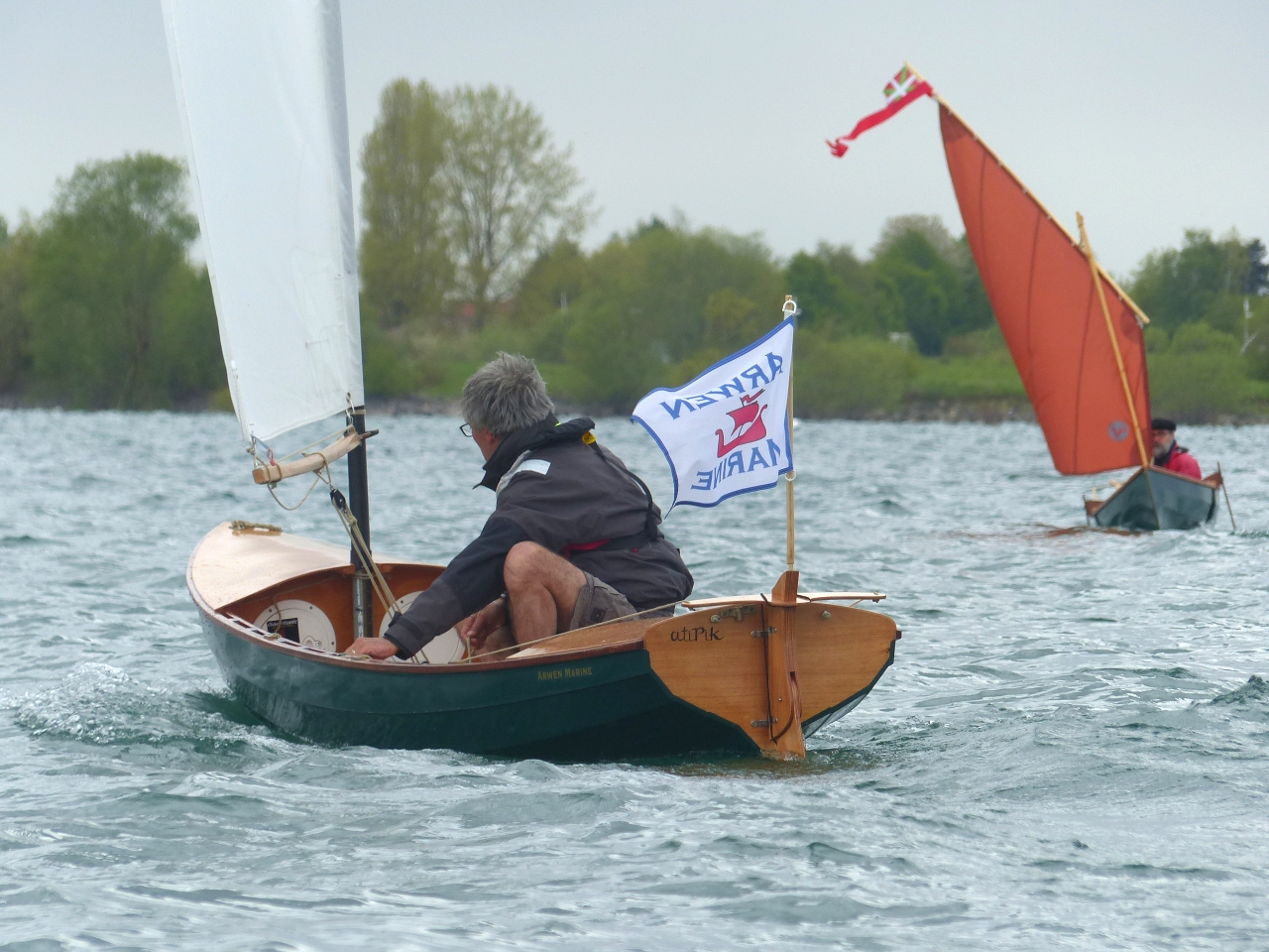Quand on parle d'élégance, voila "Atipik" ! Nous l'avons construit avec Pierre à partir d'une Yole de Chester dont nous avons ponté les deux extrémités. Pierre l'a ensuite aménagée pour la voile et en tire une vitesse étonnante. C'est "Urpekoa" au second plan à droite. 