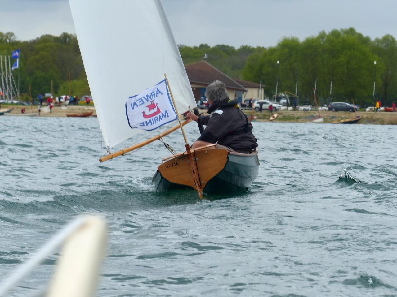 Plus que sa vitesse, c'est l'aisance de Pierre sur ce bateau de 1.07 m de bau maximum qui me stup&eacute;fie... 