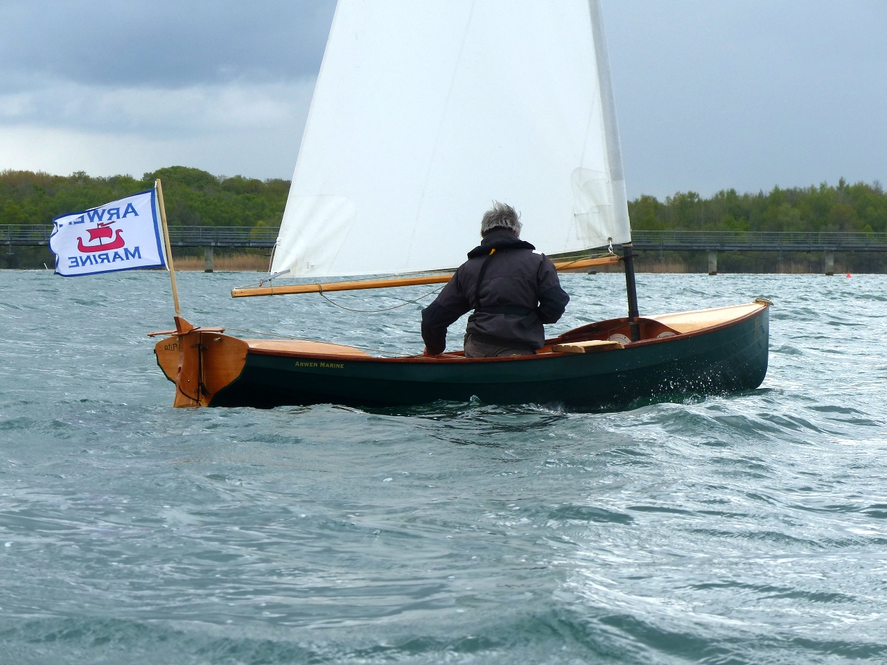 Je n'ai pas eu le temps de regarder en d&eacute;tail les si&egrave;ges mobiles que Pierre a ajout&eacute;s afin de s'assoir au rappel sur le pavois "d'Atipik". On aper&ccedil;oit ici celui de tribord en place, mais Pierre n'est pas encore dessus. 
