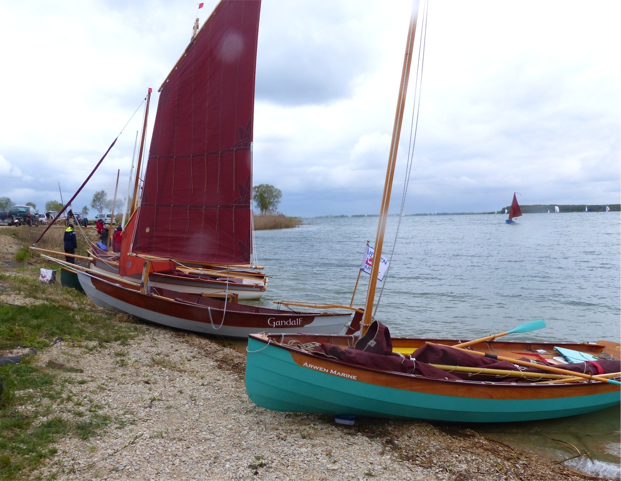 En fin de matinée, la température plongeante, le vent montant et la pluie (mouillante ?) qui arrive conspirent pour faire rentrer la flottille...