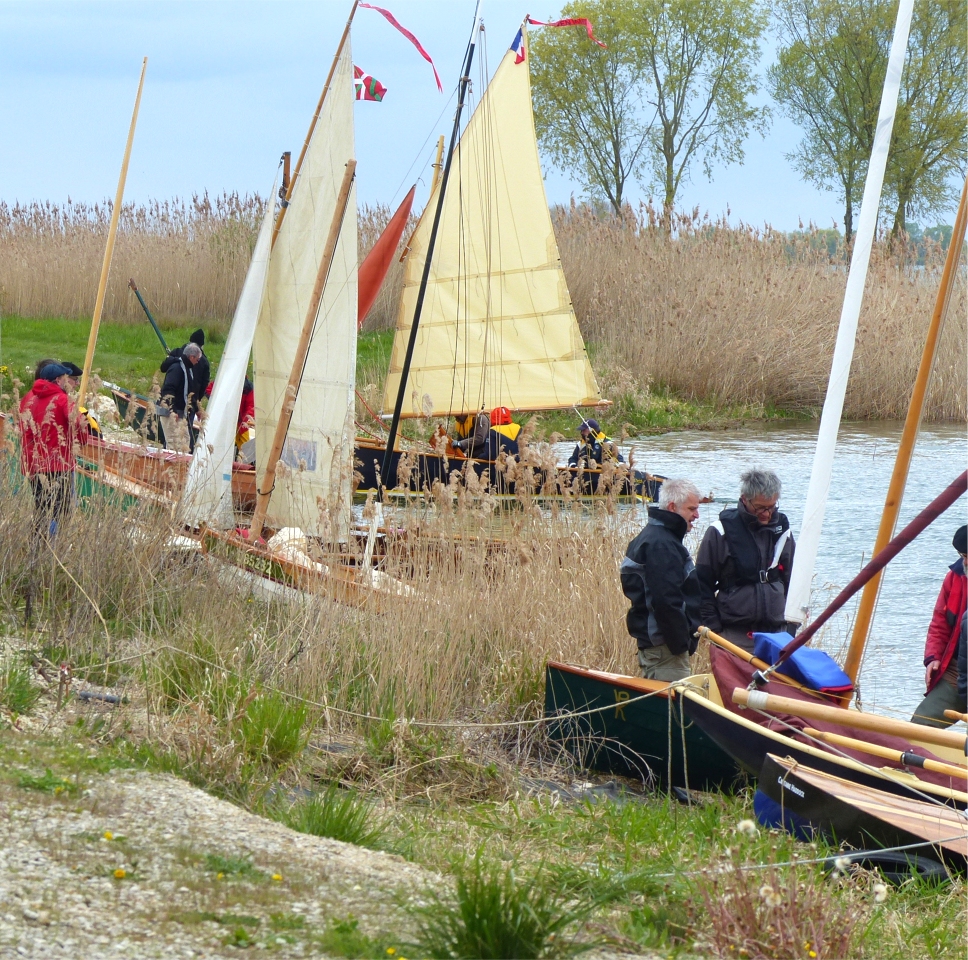 On discute autour des bateaux des projets de l'été, suite à la présentation que nous a faite Ronan la veille au soir : vas-tu à la Route du Sable ? et à Brest ? et à Douarnenez ? à moins que tu ailles à Vilaine en Fête, ou encore à la Fête des Doris ? Ah bon, plutôt aux Rendez-vous de l'Erdre (à Sucé, bien sûr)... 
