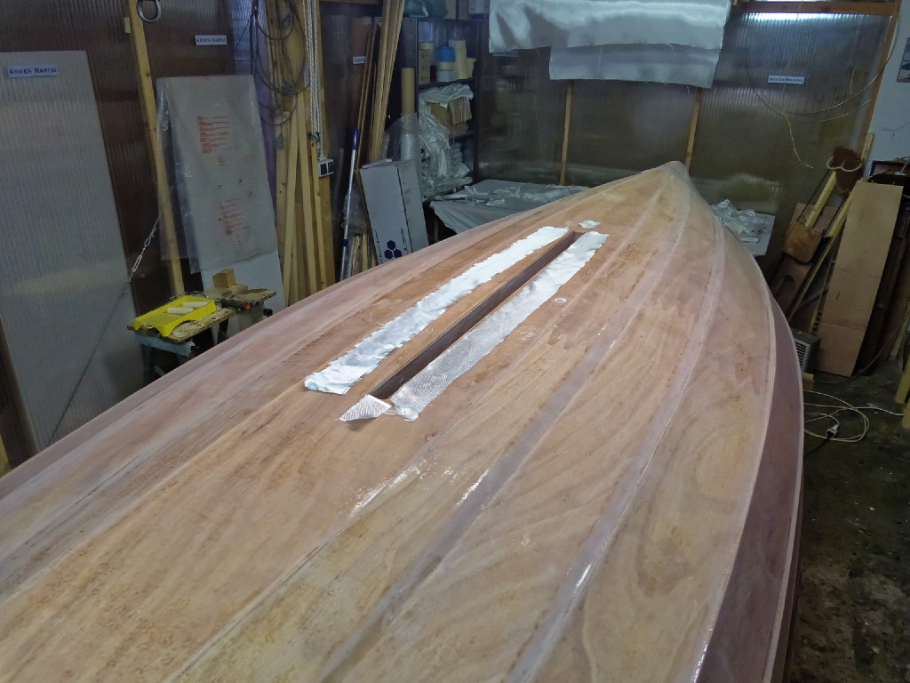 Retour à l'atelier le mardi suivant pour terminer la construction. Nous commençons par poncer (une fois encore toute la surface extrérieure et préparer les bandes de renfort sur les bords de l'ouverture du puits de dérive. 