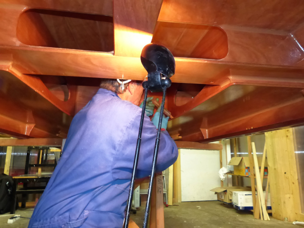 Puis nous faisons les joints-congés de solidité et d'étanchéité sous les sièges et pontages. 