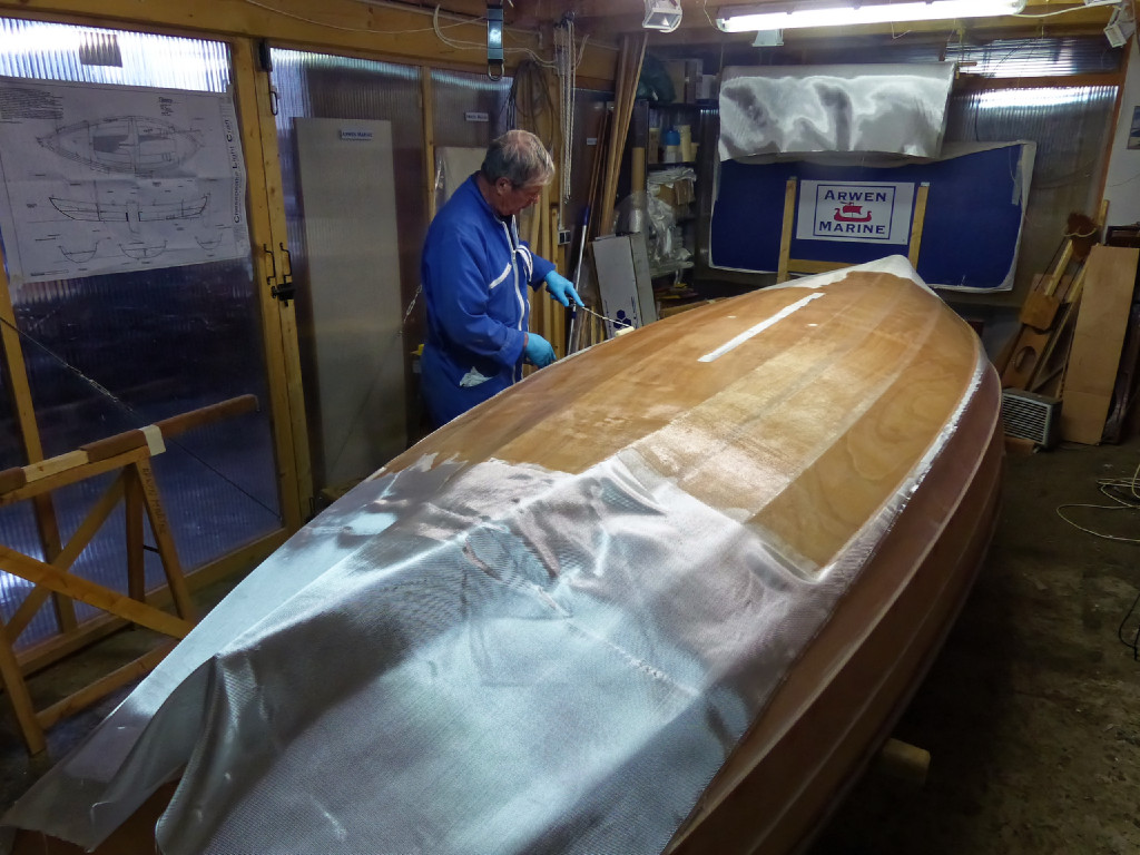 Et nous stratifions une seconde épaisseur de tissu de verre sur la même zone que la première. 