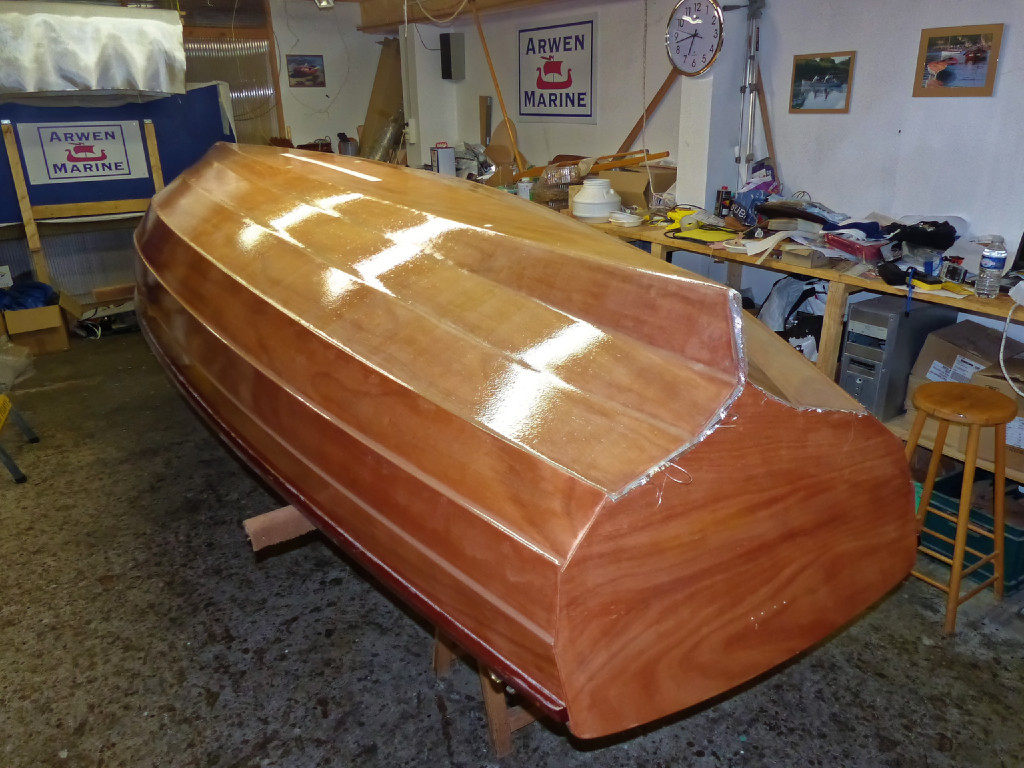 Même procédure que pour la première stratification, avec une fois encore une seconde couche "mouillé sur mouillé" que nous étendons à toute la surface extérieure. 