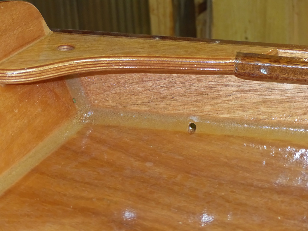 Nous avons aussi percé une petite évacuation sur chaque bord à l'arrière, car nous avions constaté que sous une groose pluie; la bateau étant échoué incliné sur une plage abrupte, le potage arrière piégeait l'eau au point de noyer la trappe du coqueron, ce qui provoque des infiltrations dans le coqueron. 