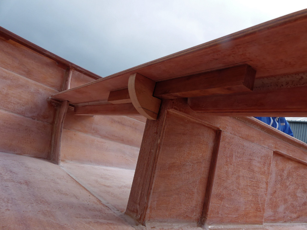 Nous avons aussi un peu modifié le banc amovible en ajoutant ce raidisseur central et le gros quart de cercle qui doit améliorer la tenue du banc, qui s'inclinait trop facilement vers le bas sur l'avant. 
