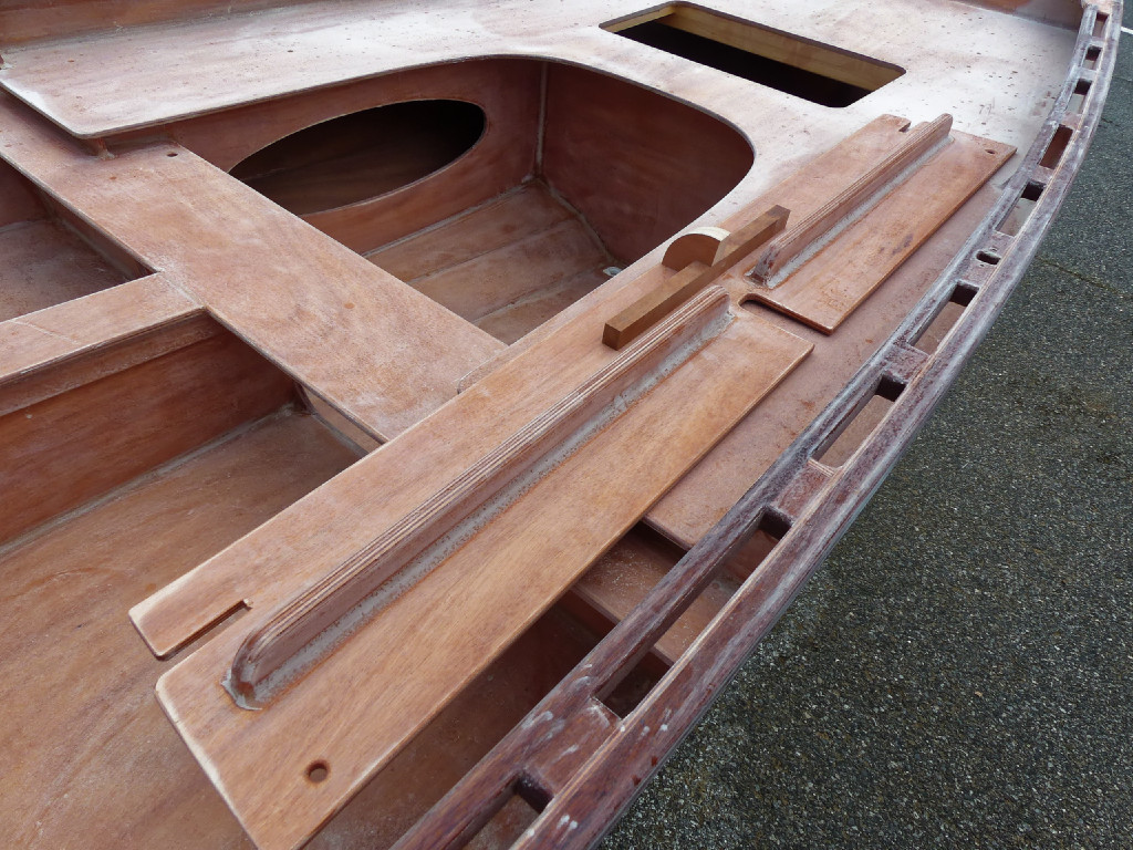 Vue du dessous du banc montrant le raidisseur central ajouté et le bloqueur en quart de cercle. Il est à noter que ce banc "amélioré" sera cassé pendant les navigations estivales 2016 et que j'en ai refait un avec renfort en tasseau de sapin d'une seule pièce sur toute la largeur (et plus costaud que ceux que l'on voit ici). 