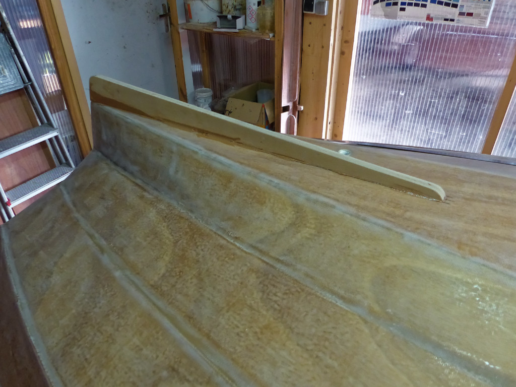 Puis nous ajoutons un petit aileron sous l'extrémité arrière de la sole. Cet aileron ne fait pas partie du kit car François Vivier l'estime inutile. Benoit m'a demandé de l'ajouter après les premiers essais. Il faut revoir avec lui pourquoi il l'a voulu. L'aileron est constitué de deux épaisseurs de CP de 9 mm coupées dans des chutes. 