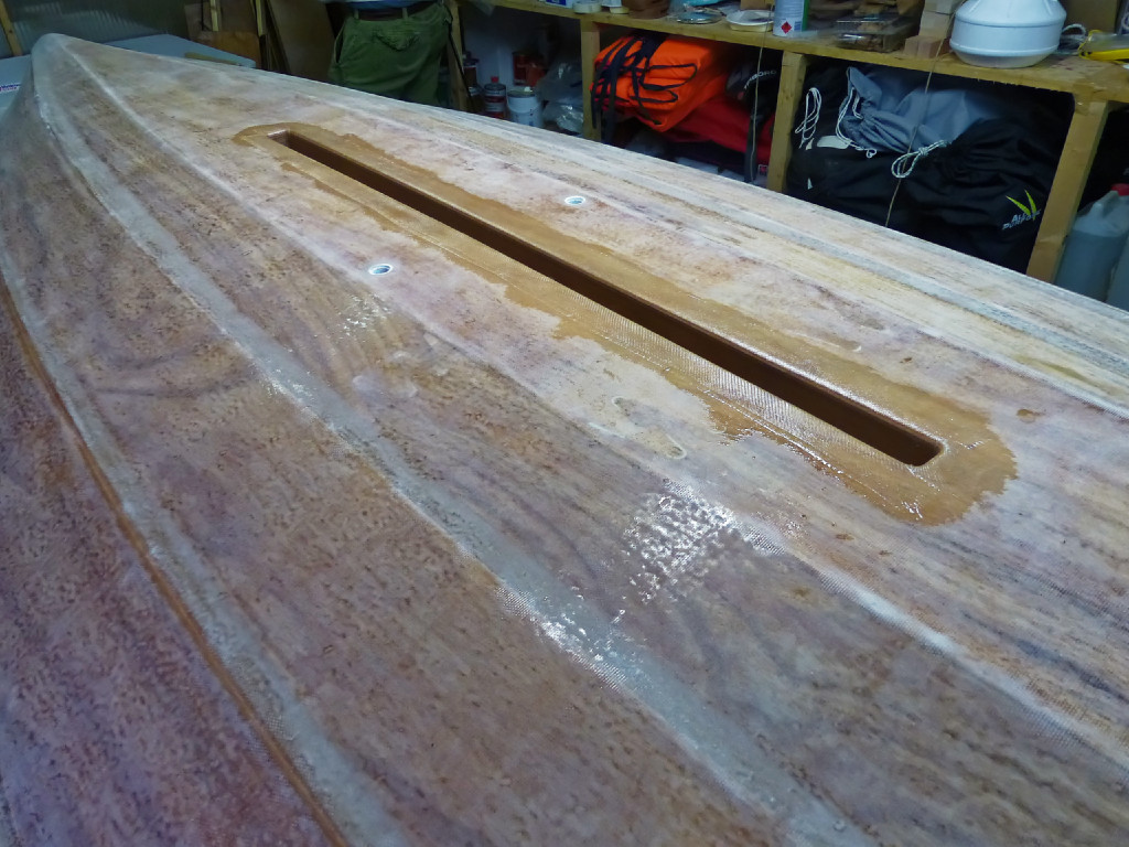 Les bandes de rendort des bords de l'ouverture du puits de dérive sont sturées d'époxy. Nous poncerons les lisières quand l'époxy aura durci. 