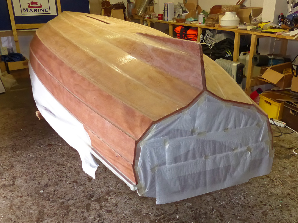 Benoit m'a demandé de faire la peinture (et le vernis) car il n'a pas de local pour le faire chez lui : dont acte !