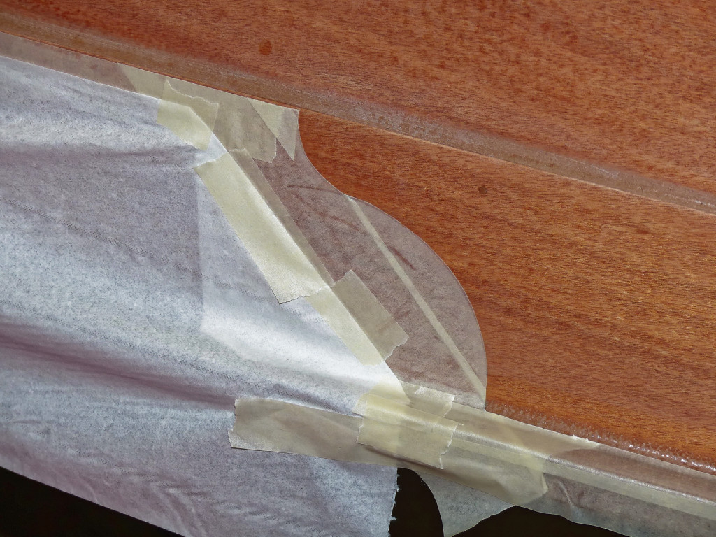 Gros plan sur le marquage de transition du carreau verni : il sera peint sur 60 cm de long à la proue et à la poupe. 