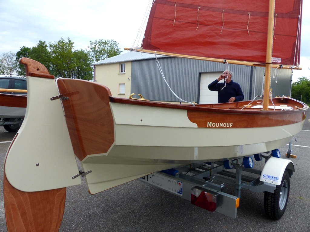 Et verni, et Benoît est revenu le chercher pour l'emporter pour de bon... Et nous reverrons "Mounouf" sur l'eau à l'occasion de la prochaine Route du Sable, qui aura lieu les 18 et 19 juin prochains sur l'Aulne Maritime. Pour ceux qui ne s'en rappellent plus, l'Aulne était remontée jusqu'à Chateaulin, où commençait le canal de Nantes à Brest, par des bateaux chargés de maerl (concrétion calcaire) qui servait à amender la terre bretonne acide. 