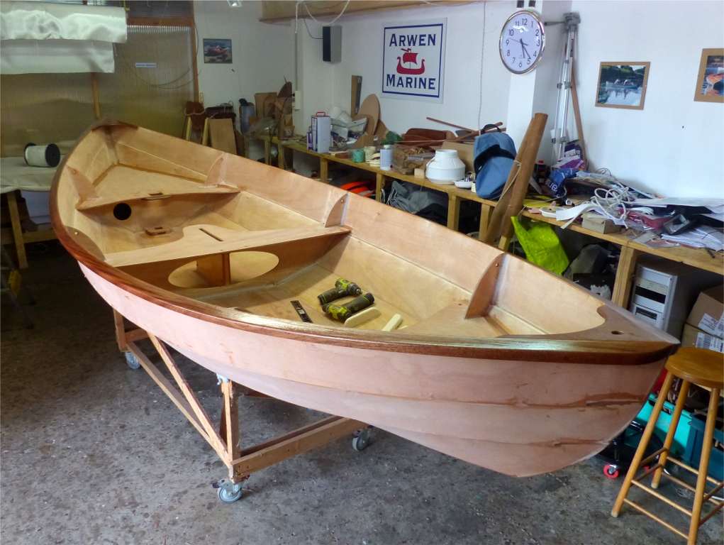 Je rentre afin de passer une couche d'impr&eacute;gnation &eacute;poxy sur le liston. On voit que j'ai aussi repass&eacute; une couche sur les joints des si&egrave;ges, car le "jour" autour des panneaux est assez important par endroits (ne le r&eacute;p&eacute;tez pas, mais je pense que l'architecte pourrait redessiner ces panneaux) et le premier joint est souvent un peu concave car l'&eacute;poxy tombe dans le trou. 